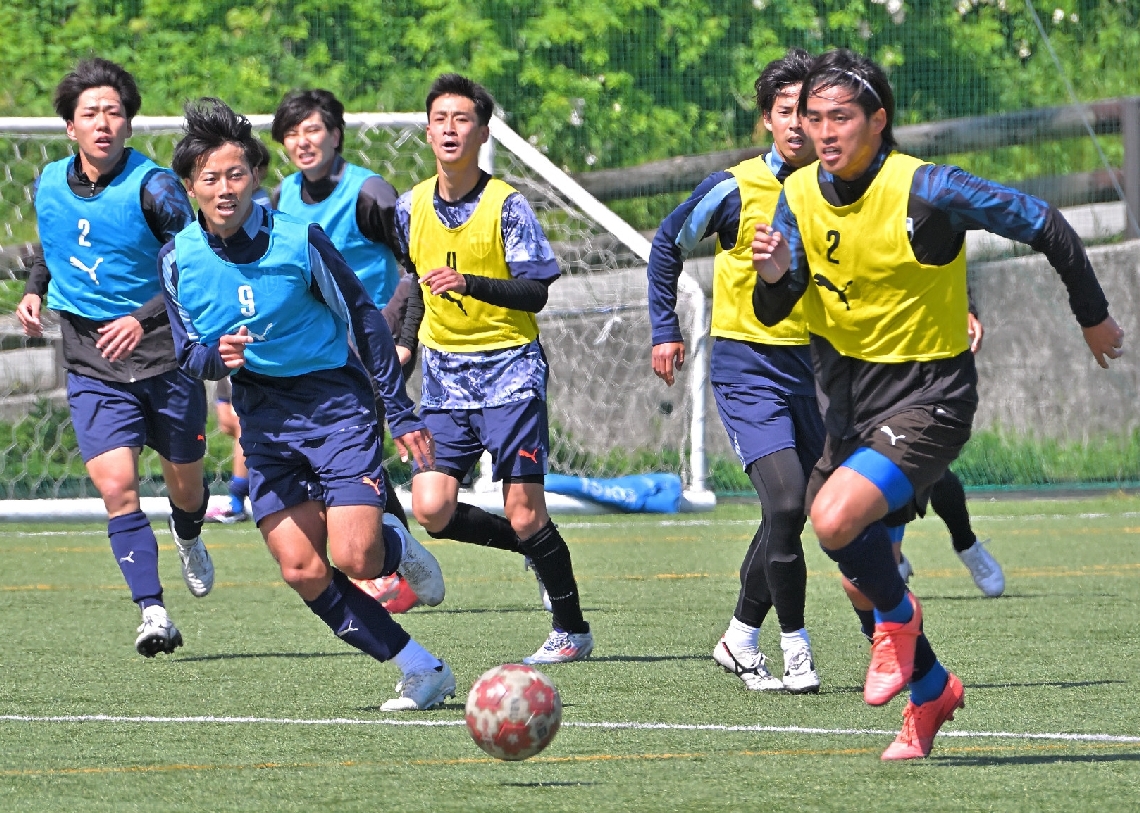 ＪＦＬ昇格に向けて練習に励む選手たち＝西部スポーツ交流広場