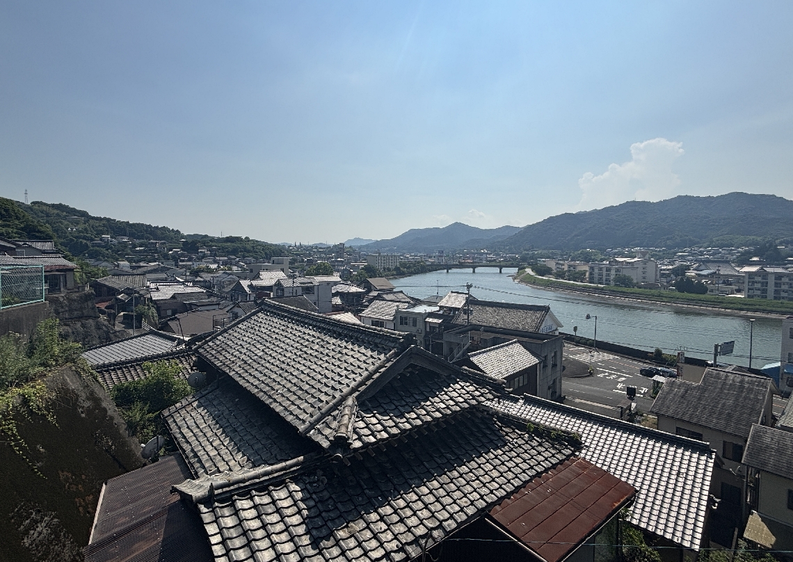 戦時中に焼夷弾が投下された平清水地区（手前）から門前地区（奥）＝臼杵市福良