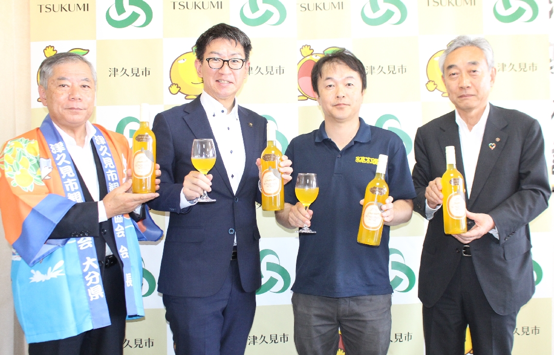 石川正史市長に完成を報告した津久見商工会議所の古手川保正会頭（右端）ら＝津久見市役所