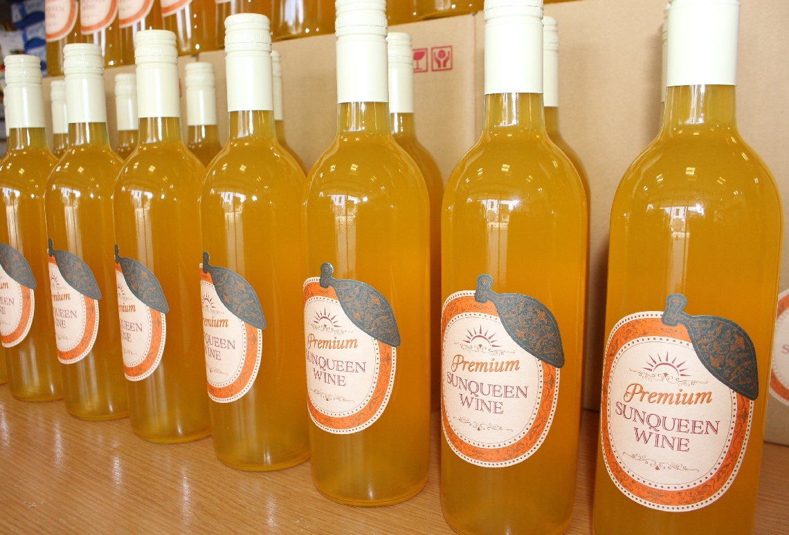 店頭に並べられた「プレミアムサンクイーンワイン」＝津久見市中央町の高木酒店