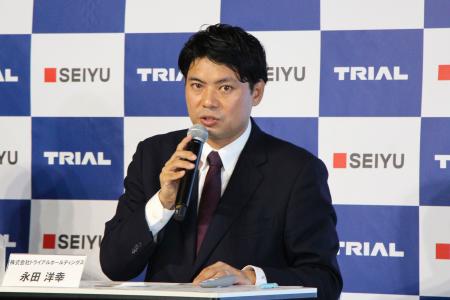 記者会見するトライアルホールディングスの永田洋幸社長＝２日午後、東京都港区