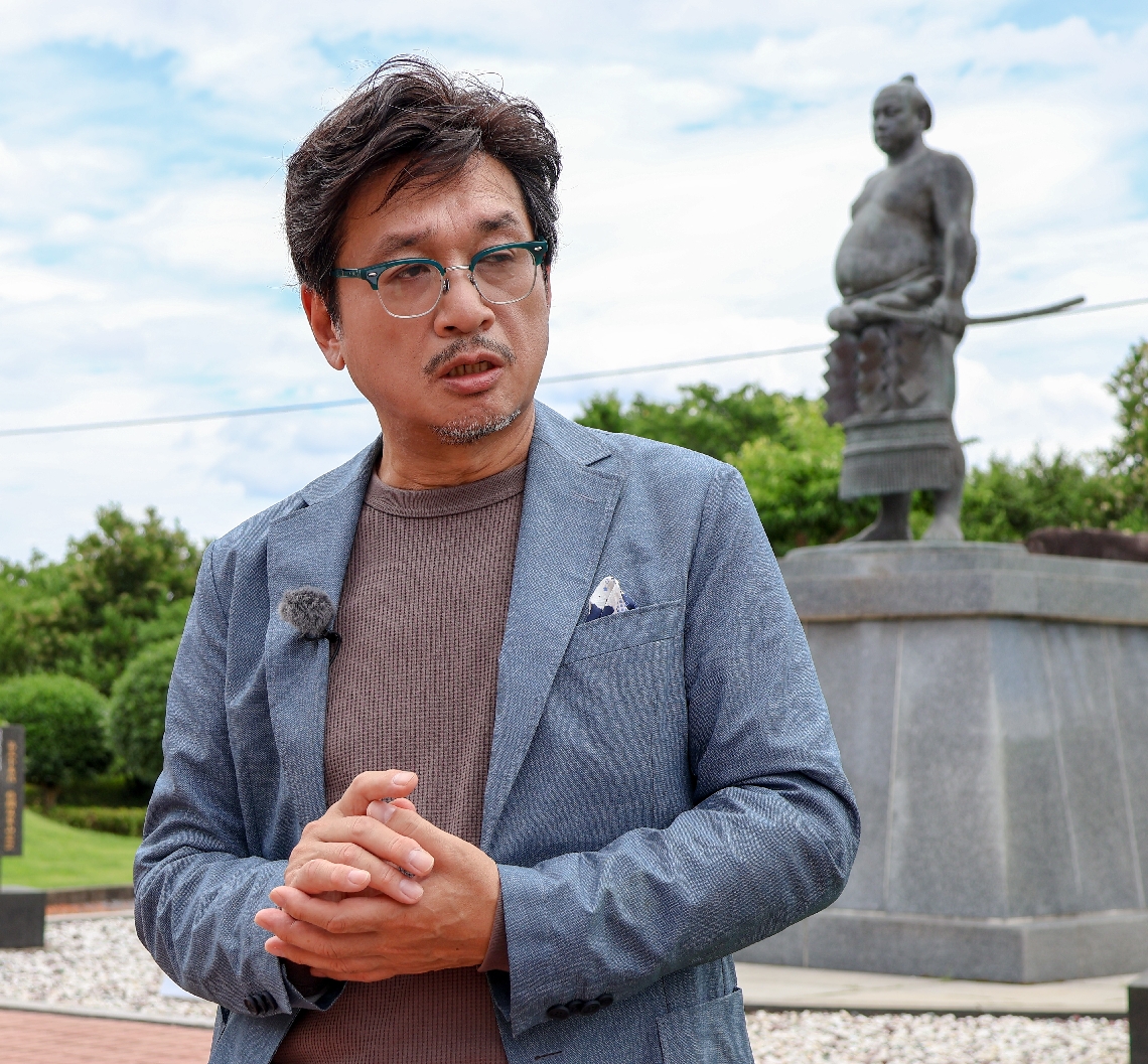 双葉山をテーマにした映画の案内役を務めるやくみつるさん