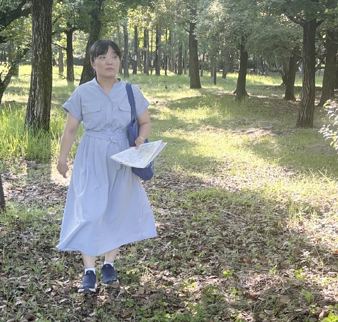 「最後の特攻」の出撃前に訓示があった場所を訪れた道脇紗知さん＝大分市大州浜