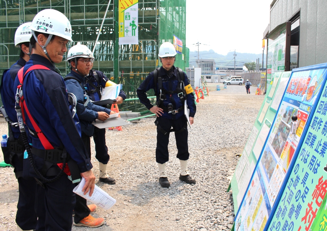 事業所の熱中症対策について説明を受ける大分労働局の秋山雅紀局長（手前）ら＝３日、大分市下郡南