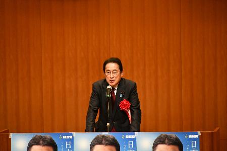 自民党の古賀友一郎氏の応援演説をする岸田文雄前首相（２０２５年７月１日夕、長崎県佐世保市）