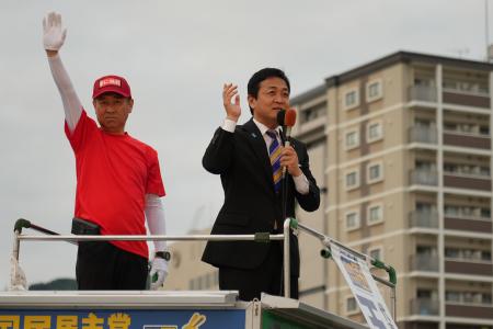 長崎港で開かれた国民民主党の深堀浩氏の決起集会で、ガソリンの暫定税率廃止などを訴える玉木雄一郎代表（２０２５年６月２６日夕、長崎市元船町）