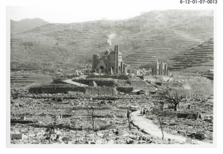 倒壊した旧浦上天主堂と壊滅した長崎市の様子（長崎原爆資料館所蔵）