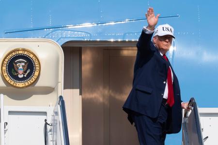 米大統領専用機エアフォースワンに乗り込むトランプ大統領＝３日、ワシントン郊外のアンドルーズ空軍基地（ＡＰ＝共同）