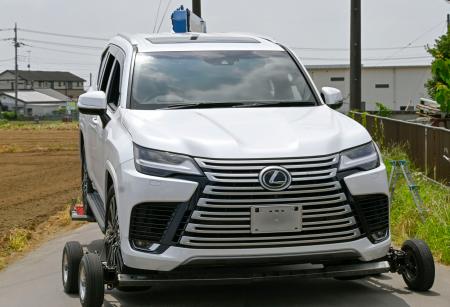 倉庫から運び出される車両＝４日午後、茨城県下妻市