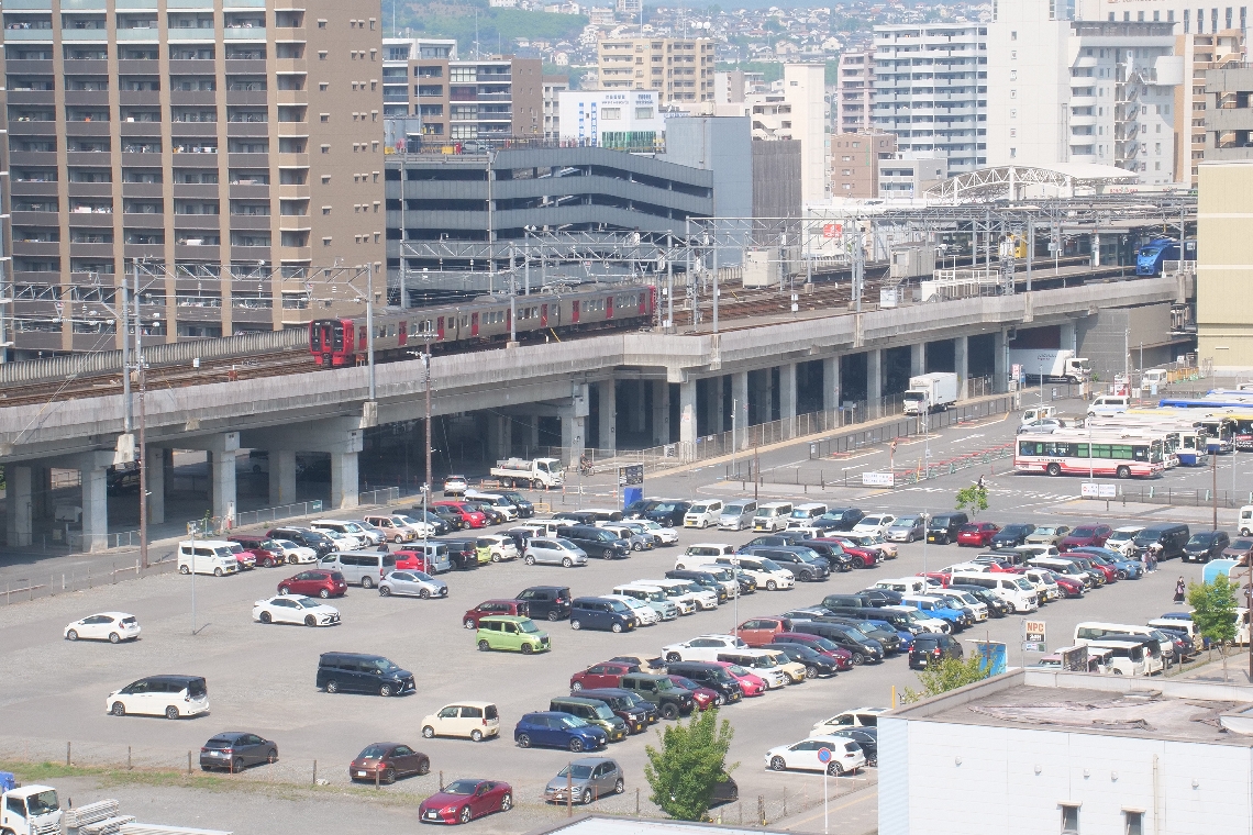 活用のアイデアを募集する市有地。現在は駐車場などに使われている