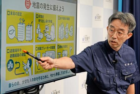 鹿児島県十島村の震度５強の地震を受けた記者会見で、ＳＮＳで流れているうわさとの関連を否定し、日頃からの備えを求める気象庁地震津波監視課の海老田綾貴課長＝５日午前、気象庁