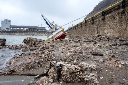 海底が隆起した石川県輪島市西部の鹿磯漁港＝２０２４年１月２１日