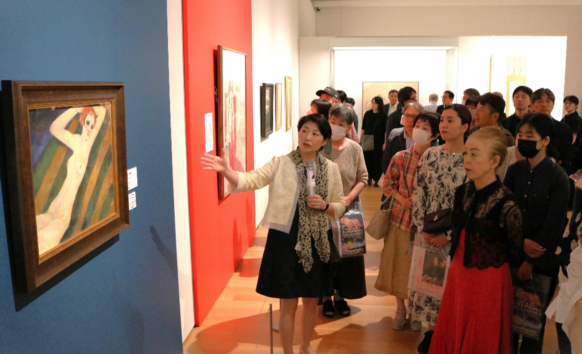 「西海岸の裸婦」の前で説明を聞く来場者ら