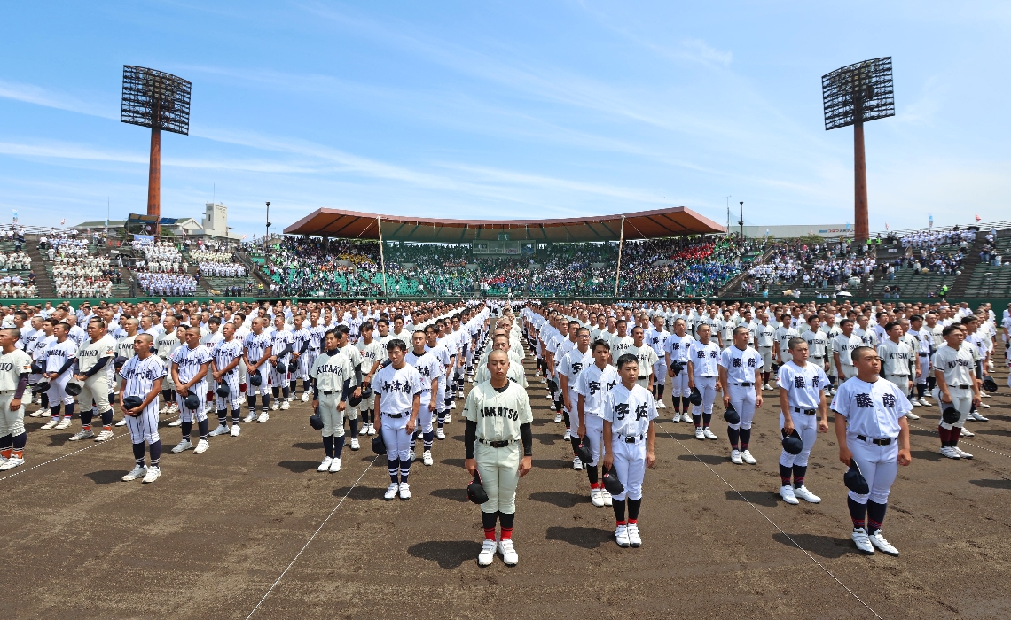 開会式に臨む高校球児＝別大興産スタジアム