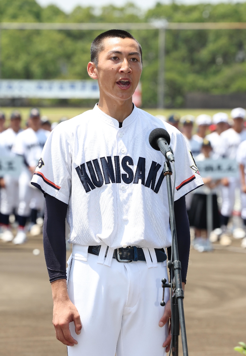 選手宣誓する国東の萱島悠太主将