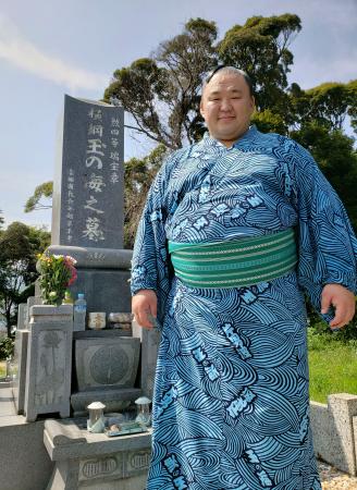 所属部屋の大先輩である元横綱玉の海の墓参りに訪れた幕内玉鷲＝６日、愛知県蒲郡市