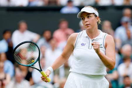 女子シングルス４回戦でポイントを奪い、ガッツポーズするアナスタシア・パブリュチェンコワ＝ウィンブルドン（共同）