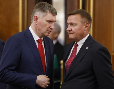 ３日、モスクワでの政府会合を前に話すロシアのスタロボイト運輸相（右）とレシェトニコフ経済発展相（タス＝共同）
