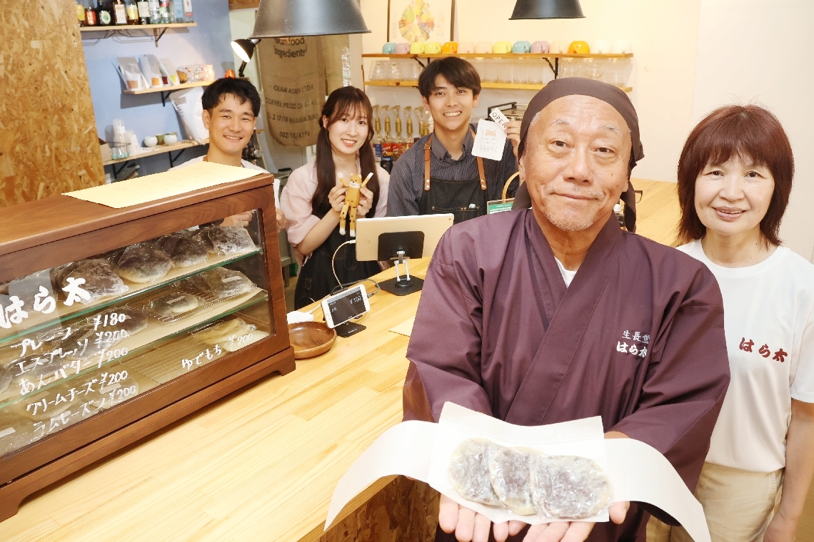 はら太餅の販売を始めた高山茂明さん（前列左）、安藤裕子さん（同右）、和田貫汰さん（後列右）ら＝竹田市竹田町の竹田カフェ