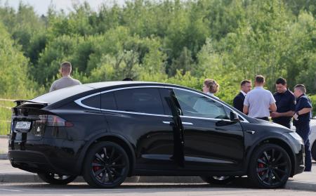 ロシア運輸相を解任されたスタロボイト氏の遺体が見つかった車の周辺に集まる治安当局者ら＝７日、モスクワ州（タス＝共同）