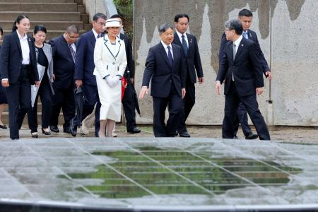戦後に抑留されて亡くなった日本人の慰霊碑に供花を終えられた天皇、皇后両陛下。手前は、かつての埋葬地を刻んだ石の地図＝８日午後、ウランバートル郊外（代表撮影・共同）