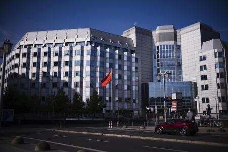 ベルリンにある在ドイツ中国大使館前にはためく中国国旗＝昨年４月（ＡＰ＝共同）