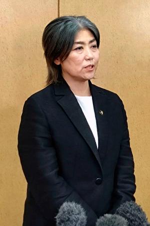 記者団の取材に応じる静岡県伊東市の田久保真紀市長＝８日午後、伊東市