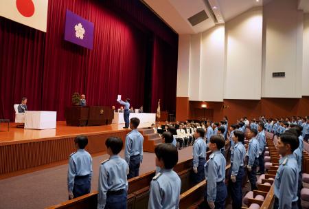卒業式に出席した警察学校の初任科生＝８日午前、東京都府中市