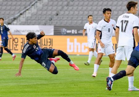 日本―香港　前半、先制ゴールを決めるジャーメイン（左）＝龍仁（共同）