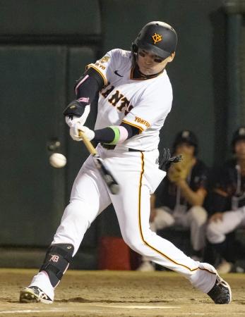 ９回巨人１死一、二塁、丸が右中間に逆転サヨナラ２点打を放つ＝ヤマリョー山形