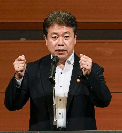 和歌山市内で演説する自民党の鶴保庸介参院予算委員長＝８日午後