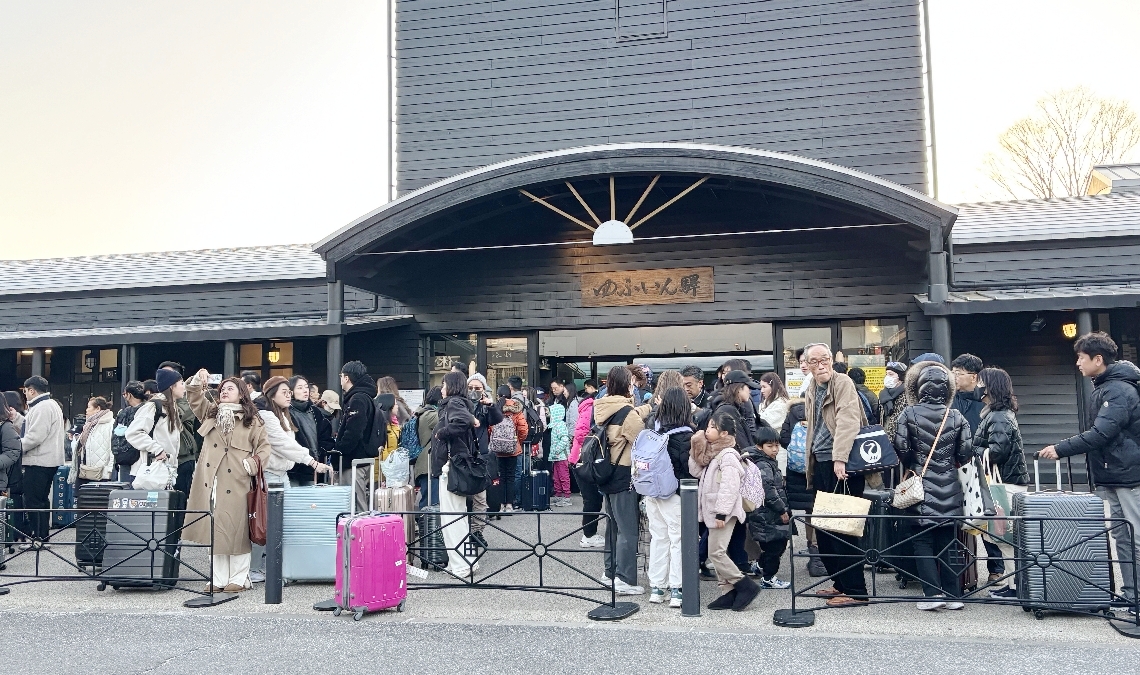 観光客らでにぎわうＪＲ由布院駅＝２０２４年１２月２７日、由布市湯布院町川北