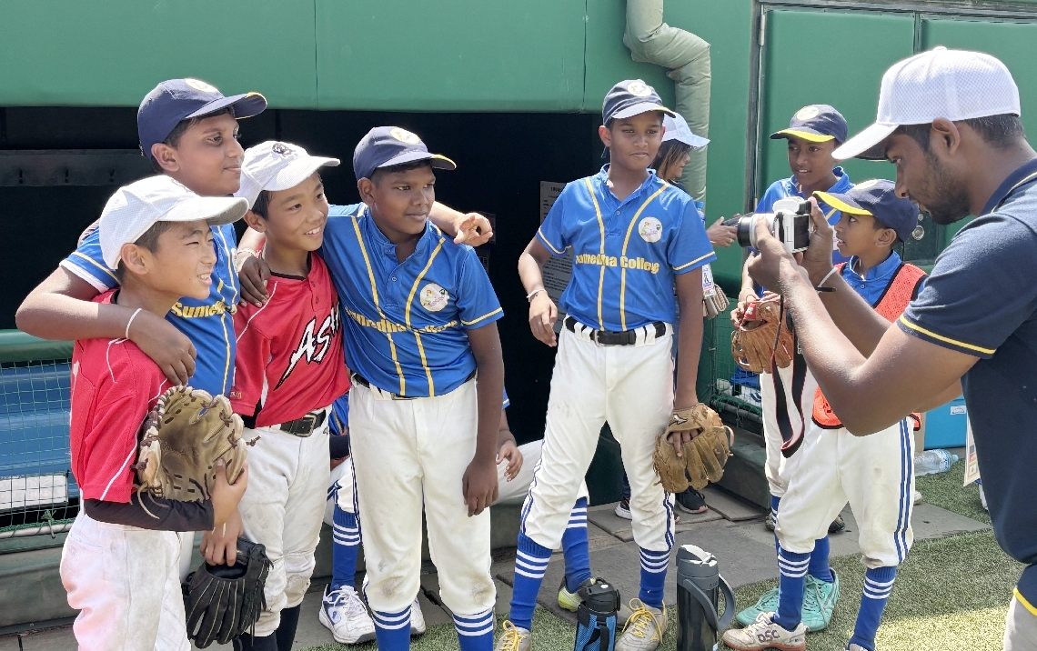 白球を通して仲良くなったスリランカと別府市の野球少年＝別府市民球場