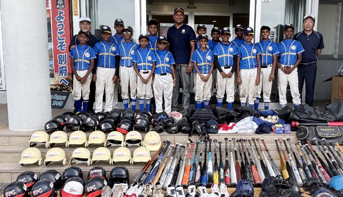 中古の野球道具の寄贈を受けるスリランカの少年野球チーム。別府市軟式野球連盟が集めた