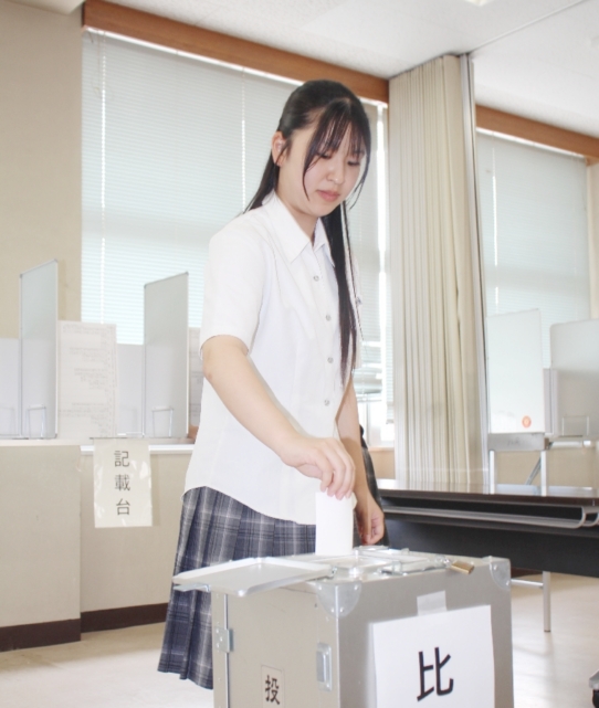 校内に設けられた期日前投票所で一票を投じる生徒