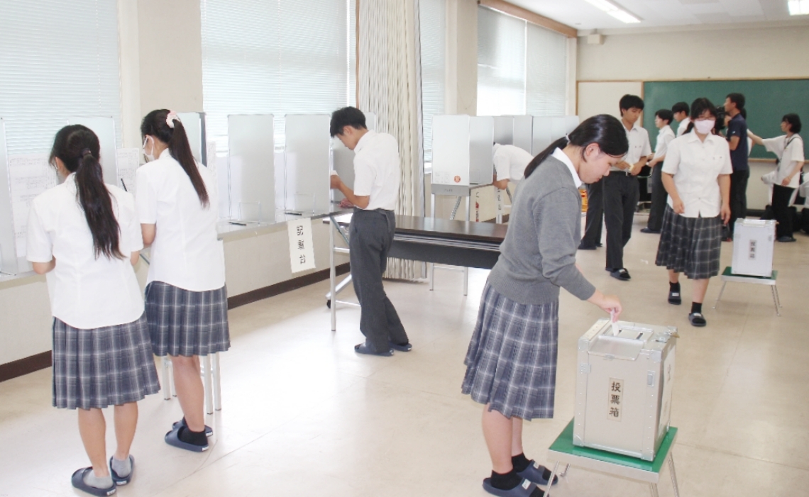 校内に設けられた期日前投票所で一票を投じる生徒