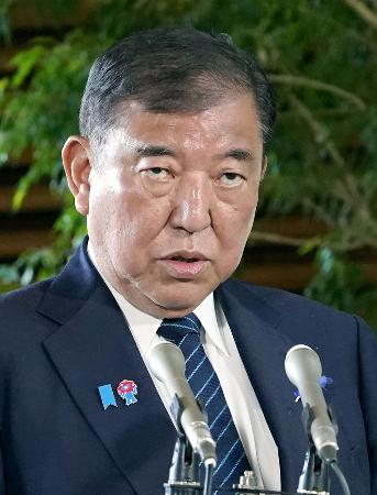 記者団の取材に応じる石破首相＝７月８日午前、首相官邸