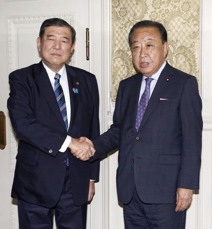 立憲民主党の野田代表（右）と握手する石破首相＝６月２０日、国会