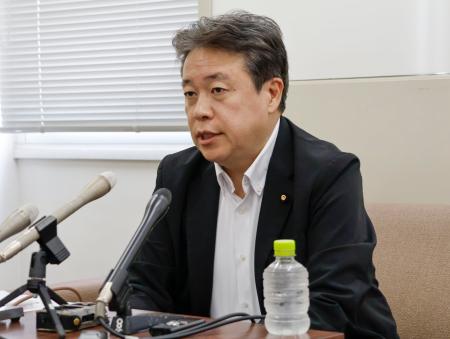 記者会見で陳謝する自民党の鶴保庸介参院予算委員長＝９日午前、和歌山市