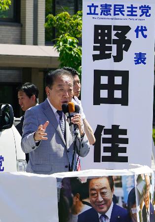 青森市で街頭演説する立憲民主党の野田代表＝９日午前