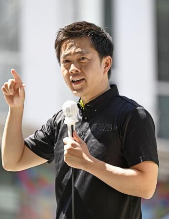 街頭演説をする日本維新の会の吉村代表＝９日午前、札幌市中央区