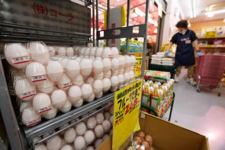 スーパーの卵売り場＝９日午後、東京都練馬区のアキダイ関町本店