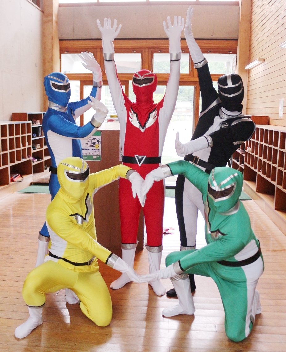 「支え合いと愛のポーズ」を見せる山国戦隊・槻木レンジャー