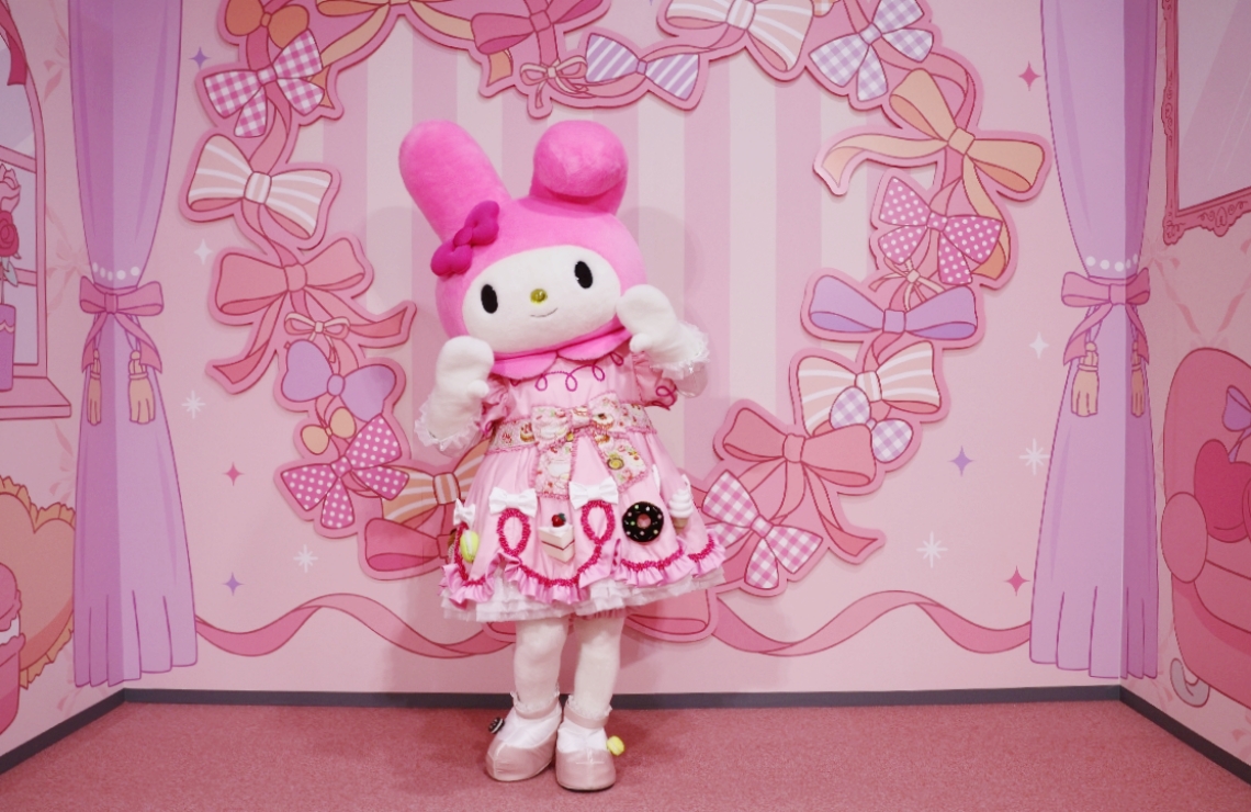 人気キャラクターとの記念撮影が楽しめる＝日出町のハーモニーランド