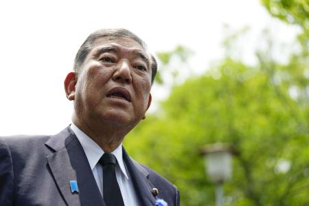 安倍晋三元首相の慰霊碑に献花し、取材に応じる石破首相＝７月８日午後、奈良市