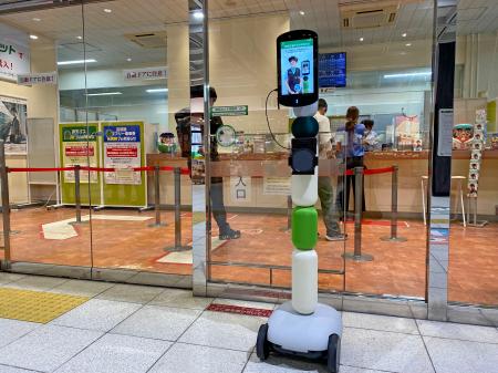 ＪＲ東日本が福島県の３駅で切符購入などを案内する実証実験に使うロボット＝ＪＲ新白河駅（ＪＲ東日本提供）