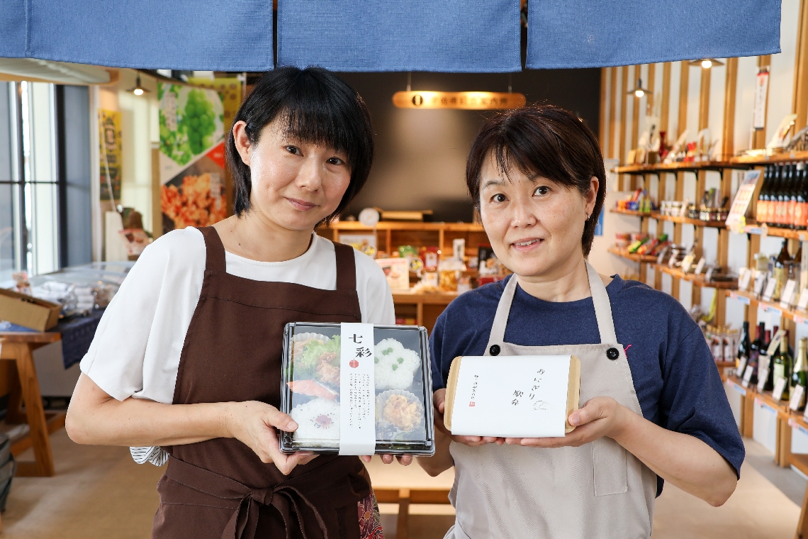 「宇佐の味覚を知るきっかけに」と駅弁をＰＲする総合案内所のスタッフ＝宇佐市江須賀のＪＲ柳ケ浦駅