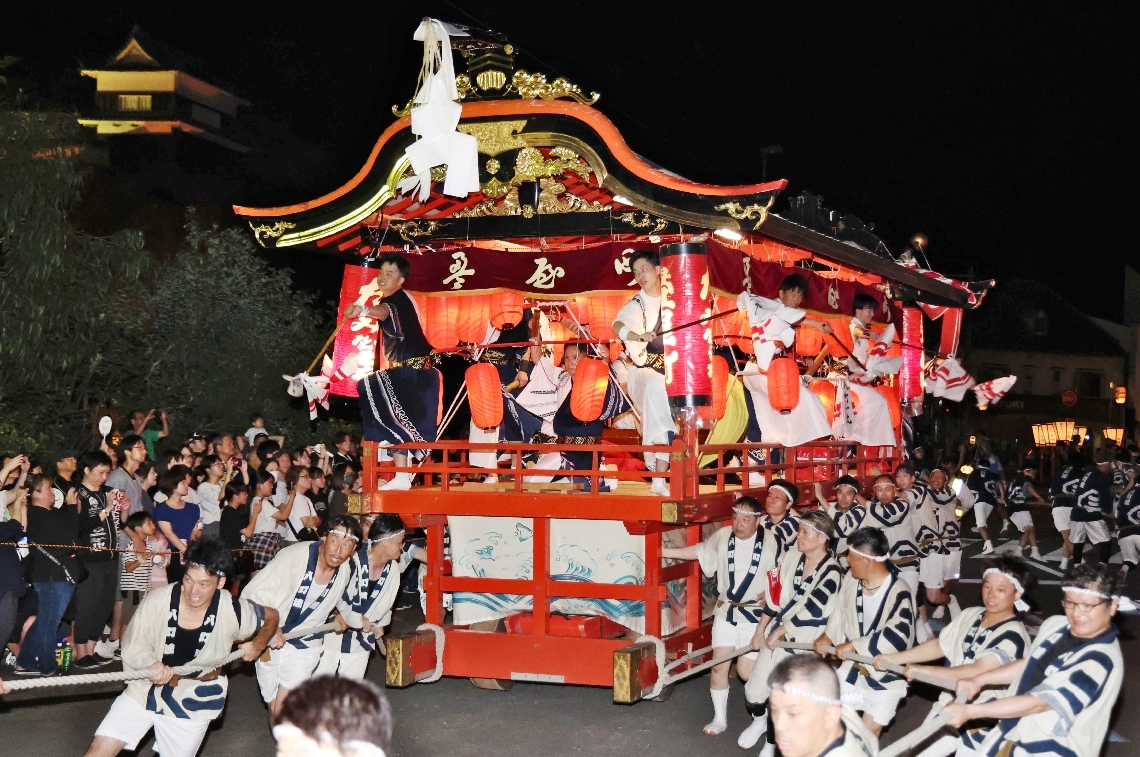 力強く駆け抜ける山車