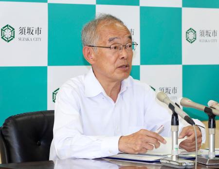 記者会見する長野県須坂市の三木正夫市長＝１１日午前、須坂市