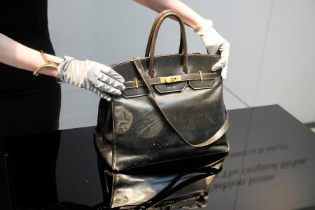 パリでオークションに出品された、フランスの高級ブランド「エルメス」のバッグ「バーキン」のオリジナル＝１０日（ＡＰ＝共同）